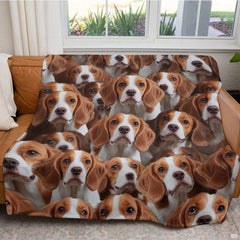 Close-up of seamless repeating Beagle dog faces with expressive brown eyes and floppy ears across bedding.