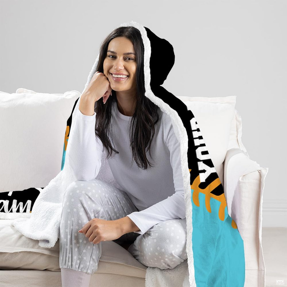 Size proportion chart showing available dimensions for the hooded sports blanket.