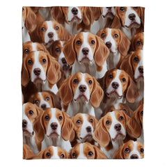 Artistic repeating hound face arrangement showcasing photorealistic Beagle features on bedding.