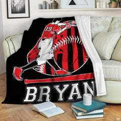 Baseball artwork and flying ball graphic motif on contemporary bedding set.